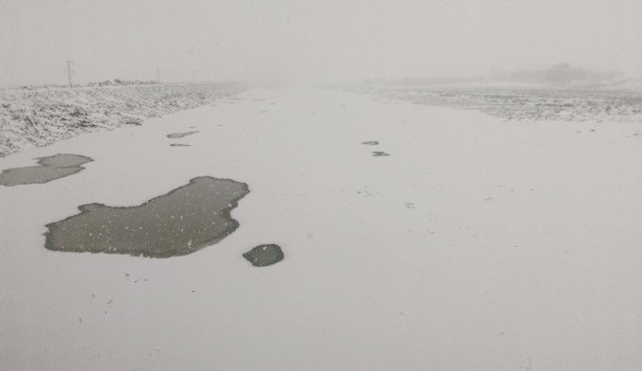 Büyükçekmece Gölü buz tuttu