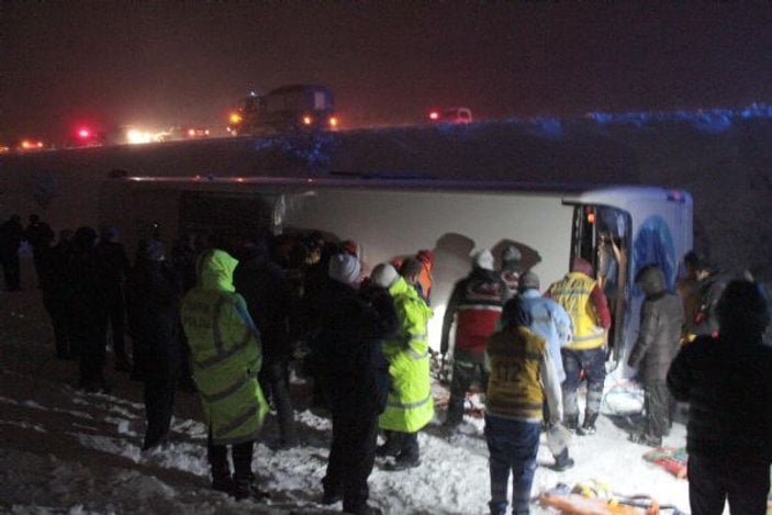 Erzurum'da yolcu otobüsü şarampole yuvarlandı