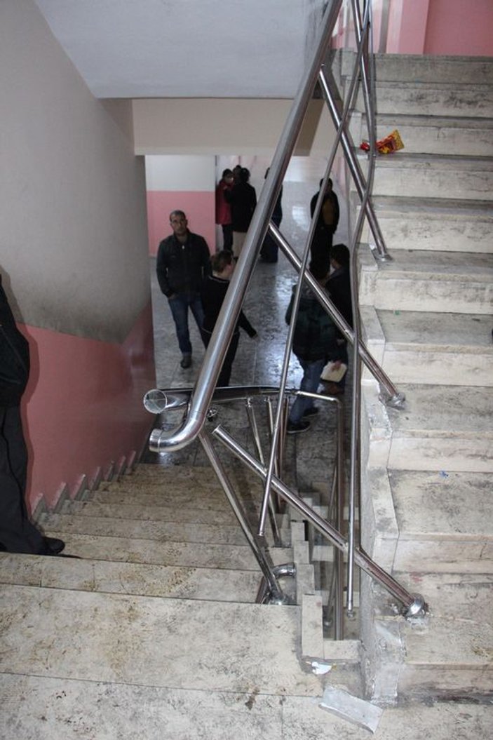 Silopi'de okulun merdiven korkulukları yıkıldı