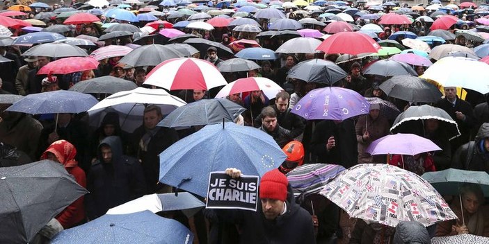 Charlie Hebdo zanlıları Paris yakınlarında bir evde kıstırıldı