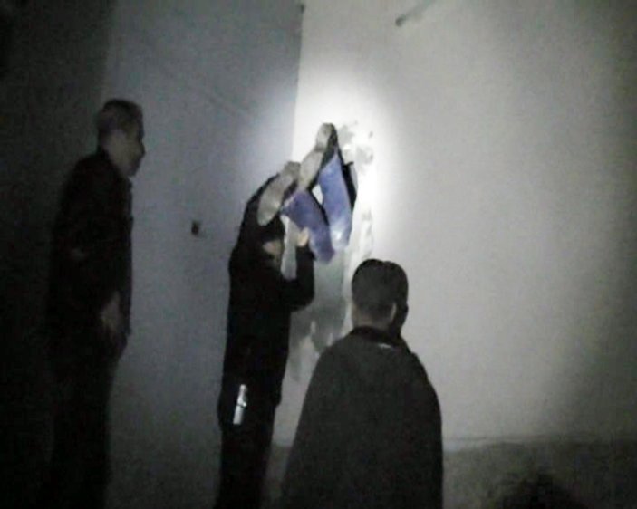 Adana'da kapı açılmayınca polis duvarı delip içeri girdi