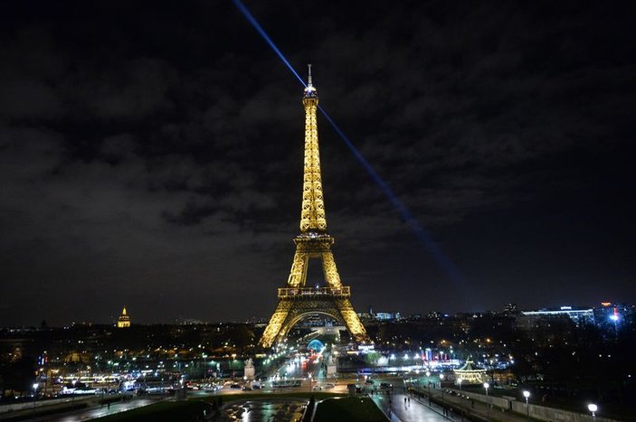 Paris'te Eyfel Kulesi katliam nedeniyle karartıldı