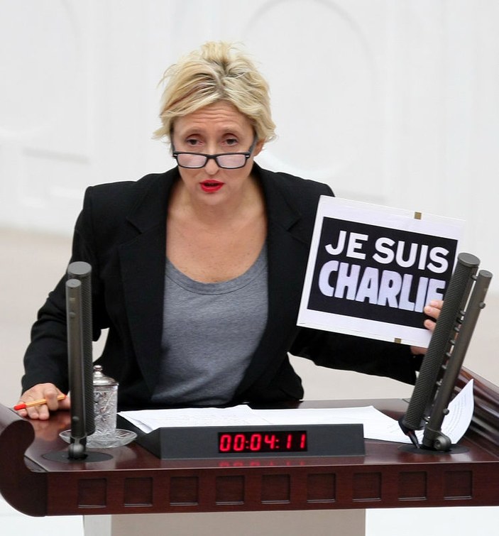 Melda Onur'dan Meclis'te Charlie Hebdo protestosu
