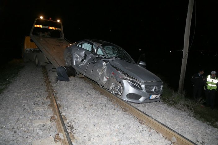 Diyarbakır'da yolcu treni araca çarptı