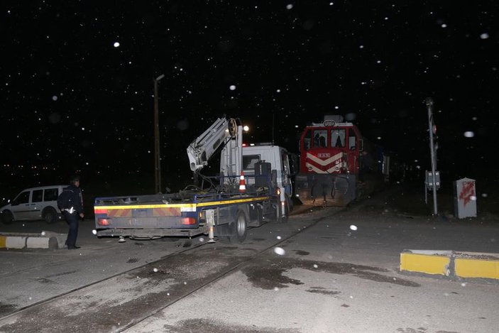 Diyarbakır'da yolcu treni araca çarptı