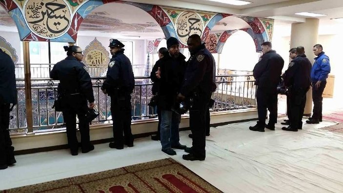 New York polisi Türk camisinde Cuma hutbesini dinledi
