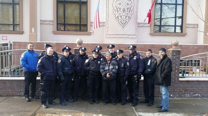 New York polisi Türk camisinde Cuma hutbesini dinledi