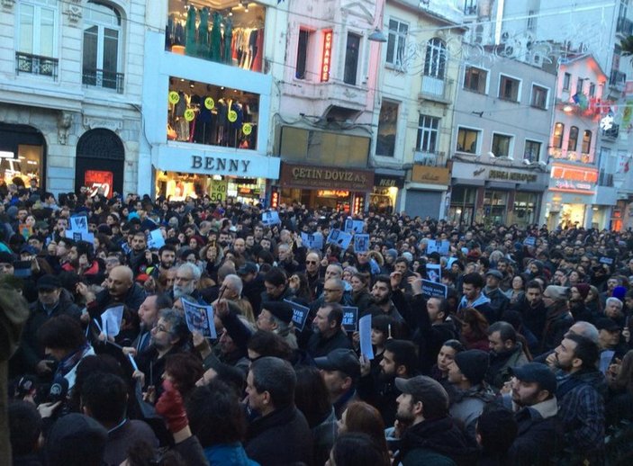 Taksim'de Paris'e destek yürüyüşü