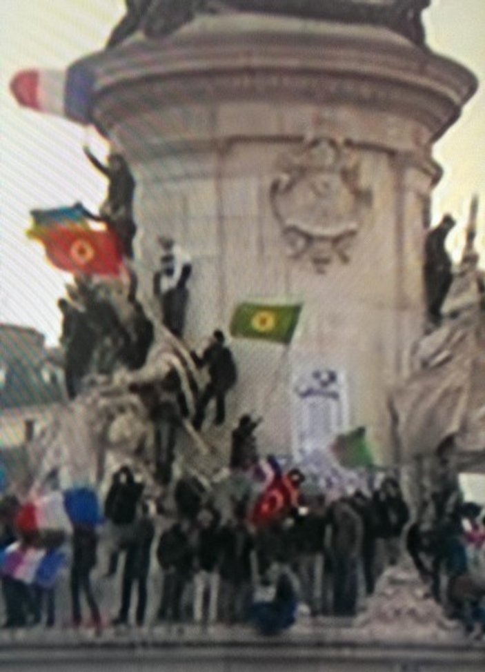 Paris'teki terör karşıtı yürüşte PKK flamaları