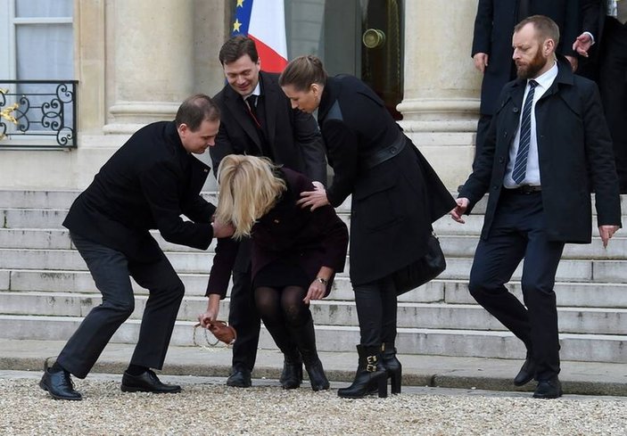 Danimarka Başbakanı Paris'te yere düştü