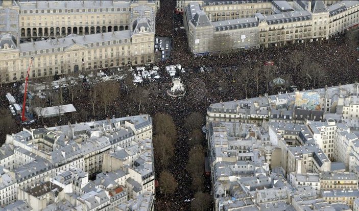 Paris'te binlerce kişi teröre karşı toplandı İZLE