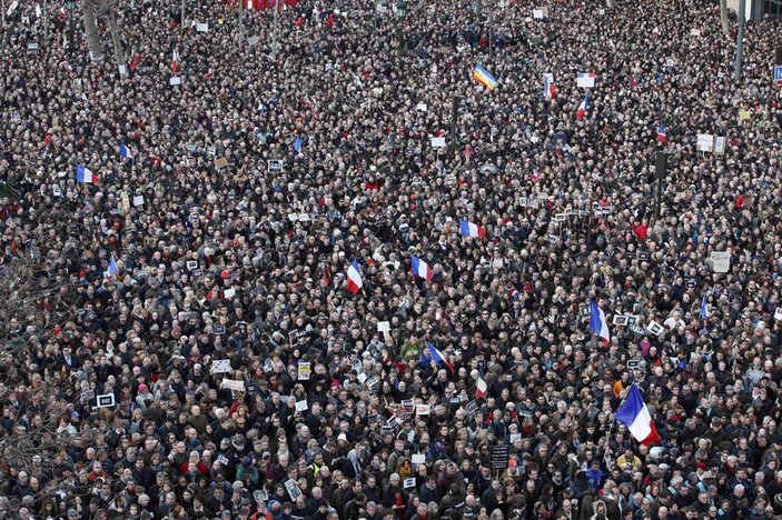 Paris'te binlerce kişi teröre karşı toplandı İZLE