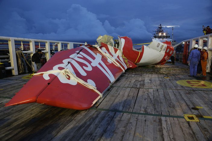 AirAsia uçağının enkazı okyanusun dibinden çıkartıldı
