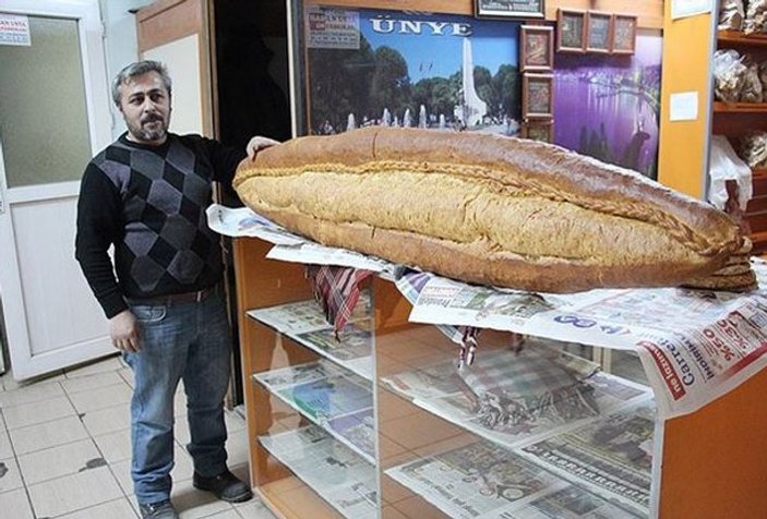 Sivaslı fırıncı boyundan büyük ekmek üretti