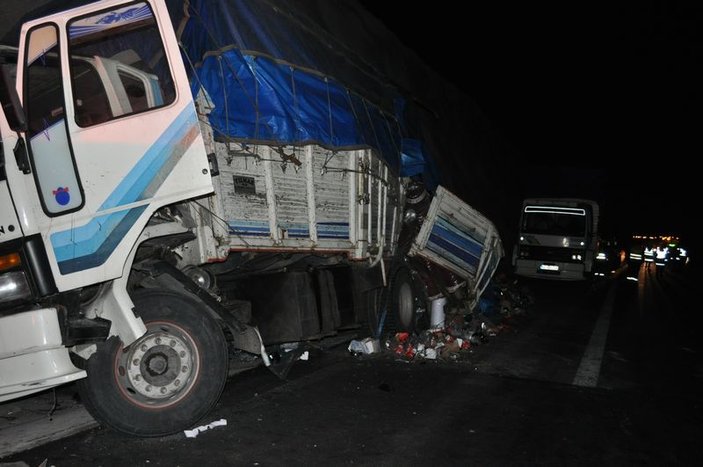 Niğde'de yolcu otobüsü kamyon ile çarpıştı: 7 yaralı