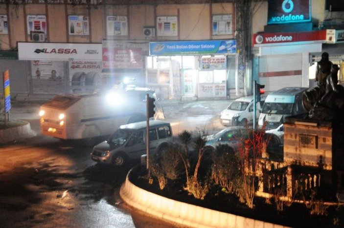 Cizre'de YDG-H üyeleri yol kesip polis araçlarını yaktı