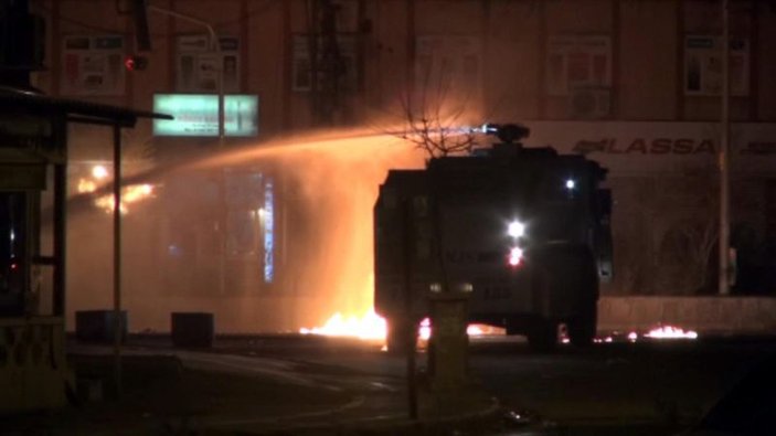 Cizre'de YDG-H üyeleri yol kesip polis araçlarını yaktı