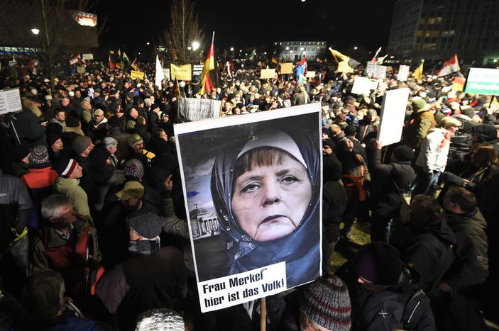 PEGİDA Angela Merkel'e başörtüsü taktı