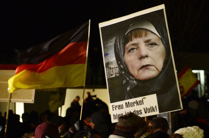 PEGİDA Angela Merkel'e başörtüsü taktı