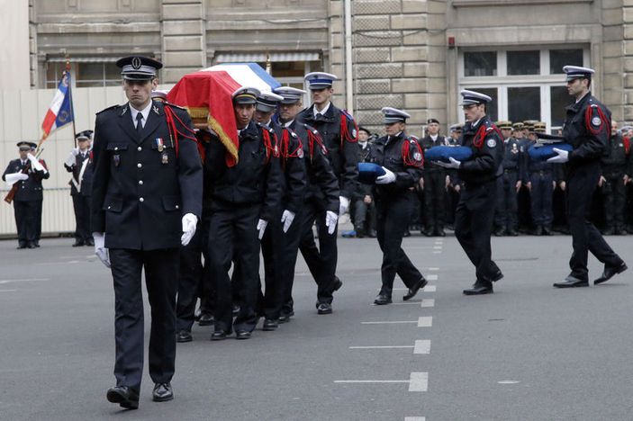 Charlie Hebdo saldırısında ölen polislere tören