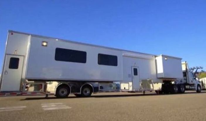 Brad Pitt'in lüks karavanı