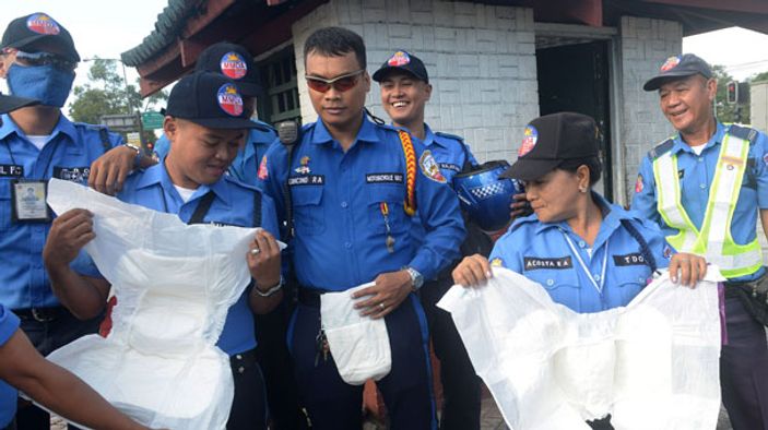 Filipinler polisi tuvalete gitmemek için bez bağlayacak