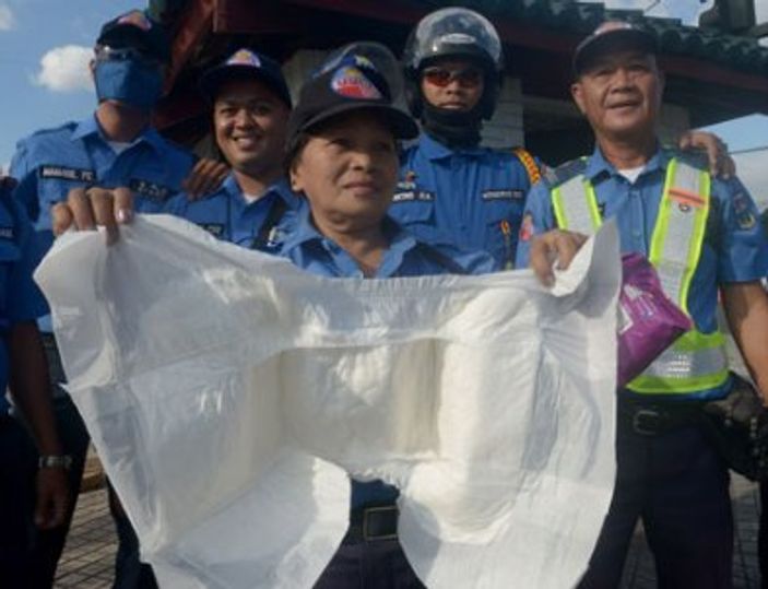Filipinler polisi tuvalete gitmemek için bez bağlayacak