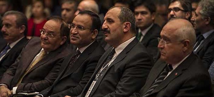 Bekir Bozdağ Yargıtay Başkanı konuşurken salonu terk etti