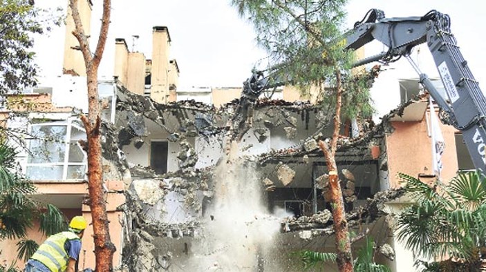 Kadıköy'de rantsal dönüşümle ağaç katliamı