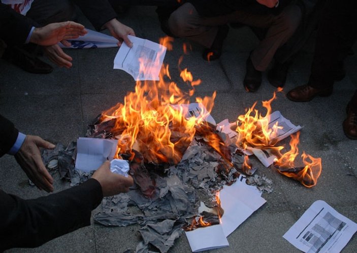Kamu-Sen üyeleri İstanbul Valiliği önünde bordro yaktı