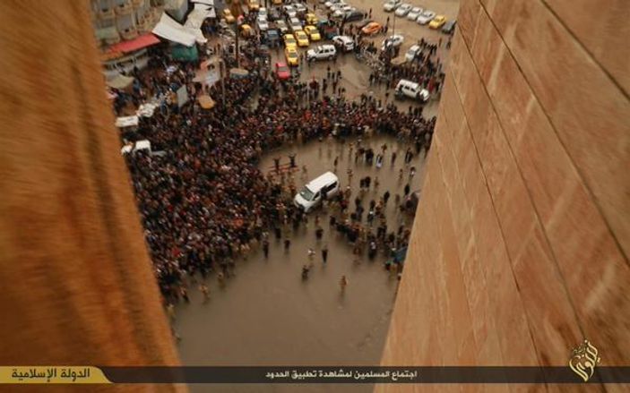 IŞİD iki eşcinseli binadan aşağı attı