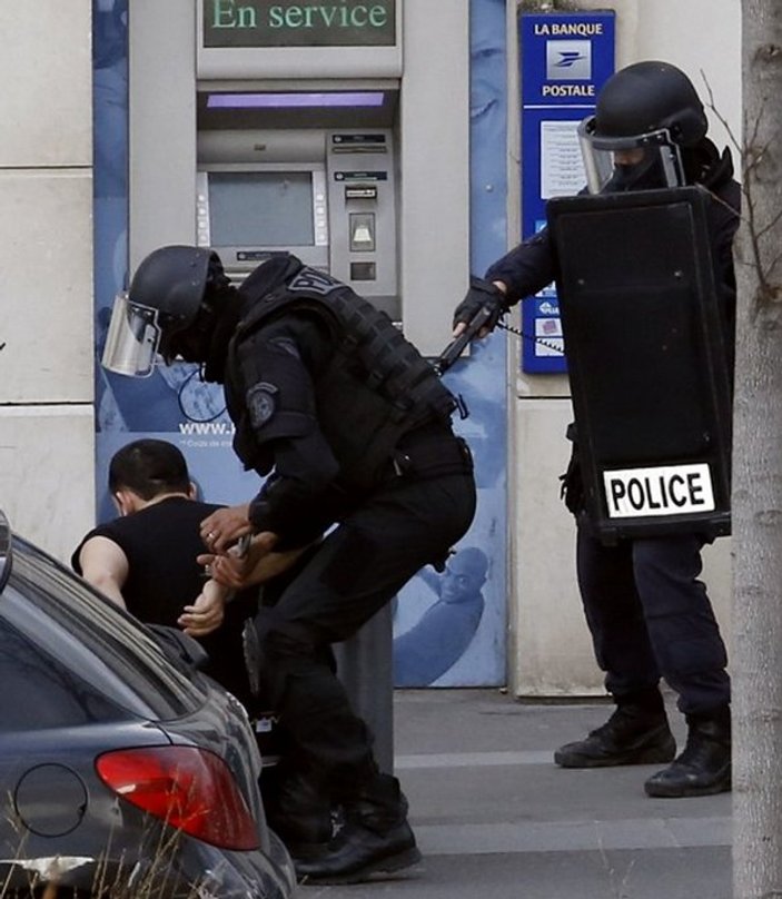 Fransa'da polisin sert müdahalelerine tepki yok