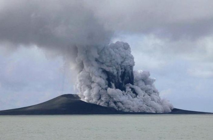 Okyanusya'da patlayan volkan yeni bir ada doğurdu
