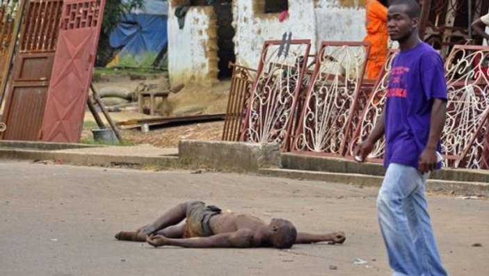 Liberya'da eboladan ölenler yakılarak varillere konuldu