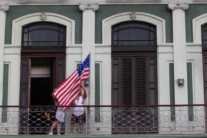 Küba'da Amerika heyeti için ABD bayrağı asıldı