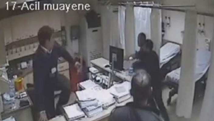Sağlık çalışanlarına bıçaklı saldırı güvenlik kamerasında