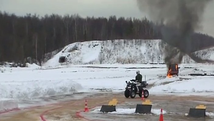 Putin askeri savaş robotunu inceledi