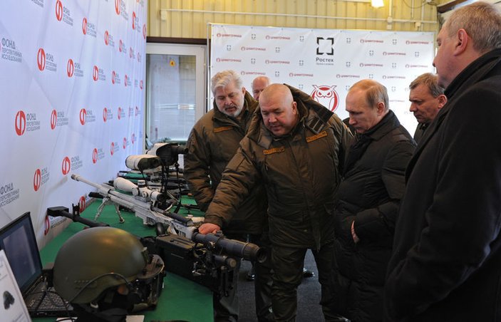 Putin askeri savaş robotunu inceledi