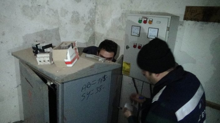 Şanlıurfa'da Dicle EDAŞ ekipleri elektrikleri kesti