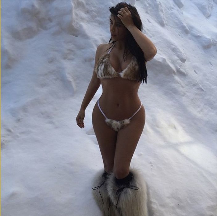 Kim Kardashian kürklü bikini giydi
