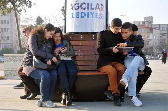 İstanbul'da telefon şarj eden banklar boş kalmıyor