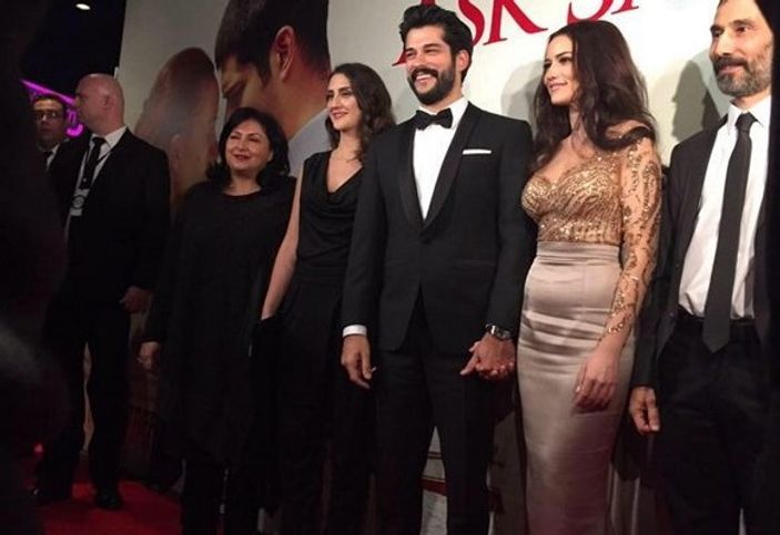 Fahriye ile Burak galaya el ele geldi