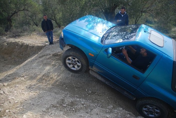 Balıkesir'de zeytin tarlası off road parkuruna çevrildi