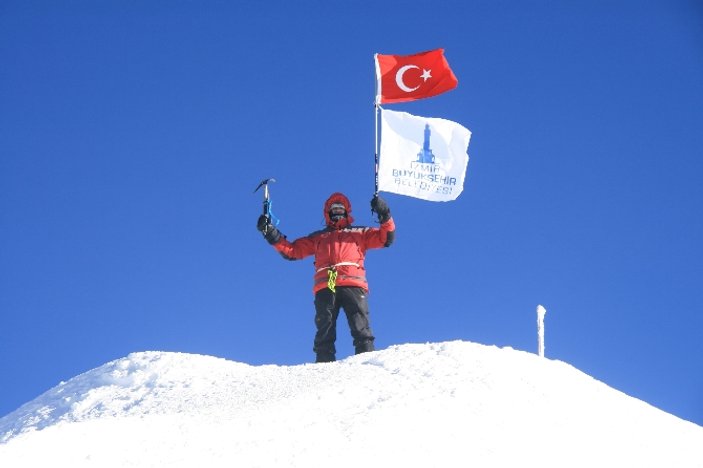 Avrupa'nın en yüksek tepesinde Türk bayrağı dalgalandı