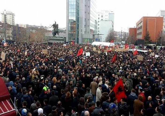 Kosova'da Başbakanlık binasına saldırdılar
