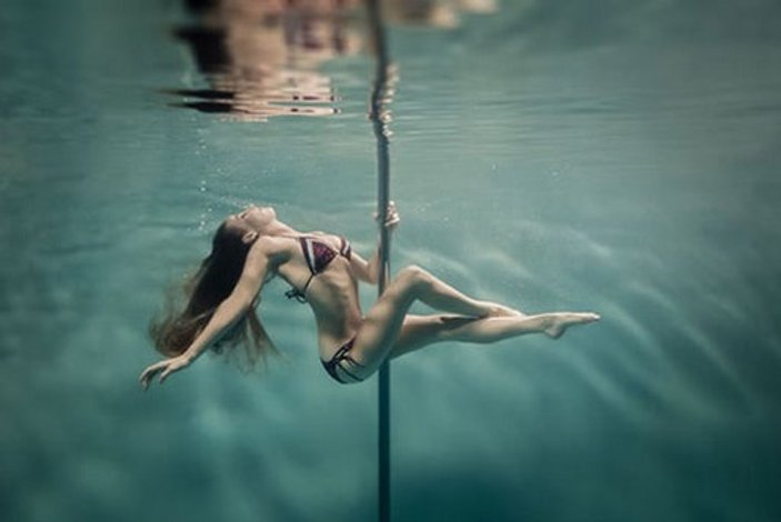 Su altında direk dansından sanatsal fotoğraflar İZLE