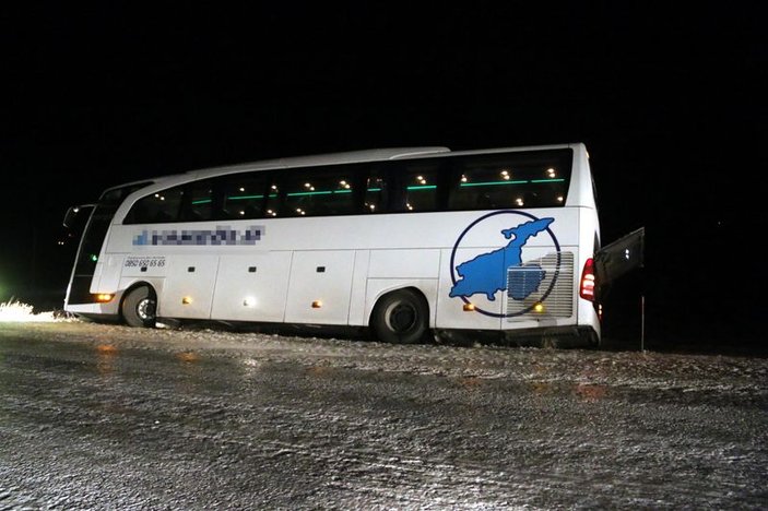 Sivas'ta buzda kayan yolcu otobüsü şarampolde asılı kaldı