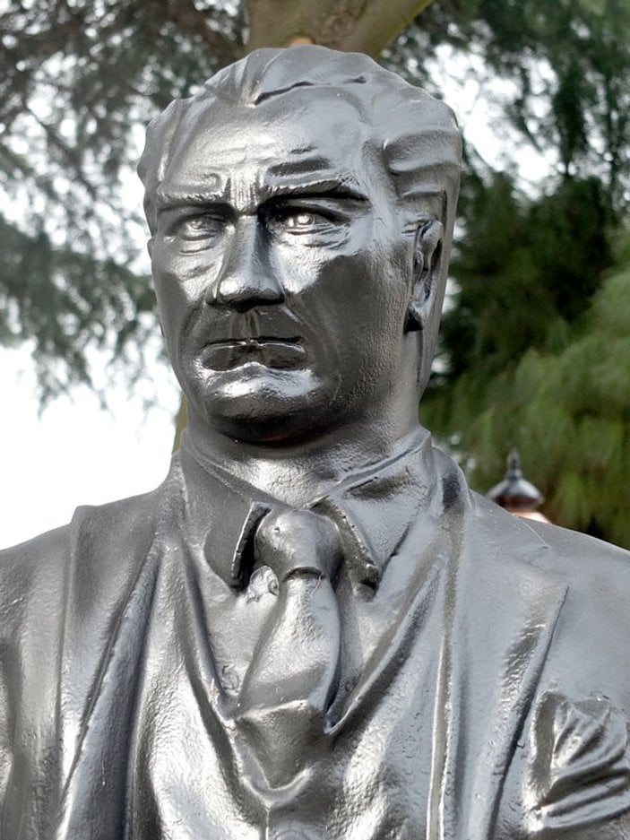 CHP'li belediyenin Atatürk heykeli görenleri şaşırttı