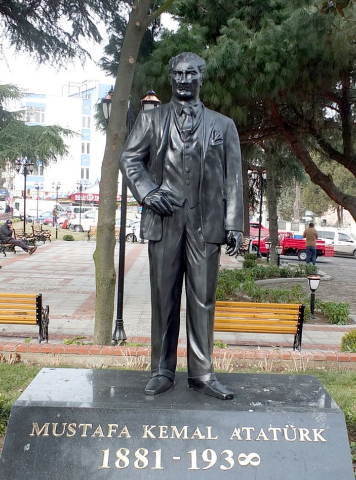 CHP'li belediyenin Atatürk heykeli görenleri şaşırttı