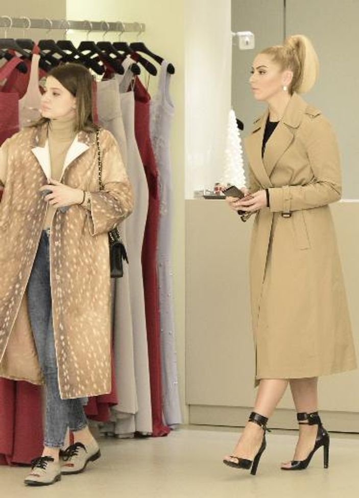 Hadise kız kardeşiyle alışverişte